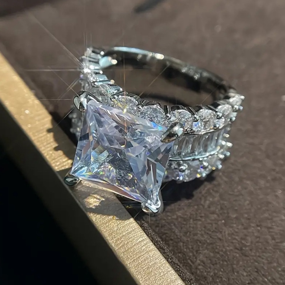 Size. 7 Princess-Cut /Silver-Plated Ring